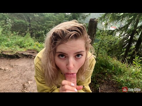 ❤️ Κορίτσι καταπίνει σπέρμα μετά από μια δημόσια πίπα - Eva Elfi Σεξ ️